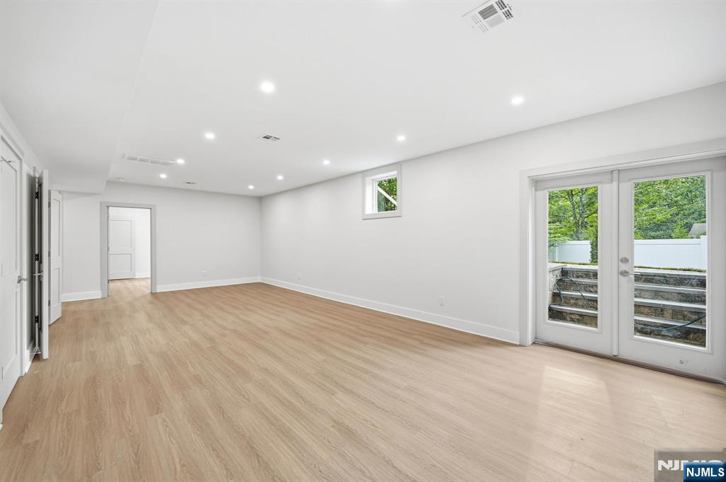 35 Sycamore Avenue — photo 28