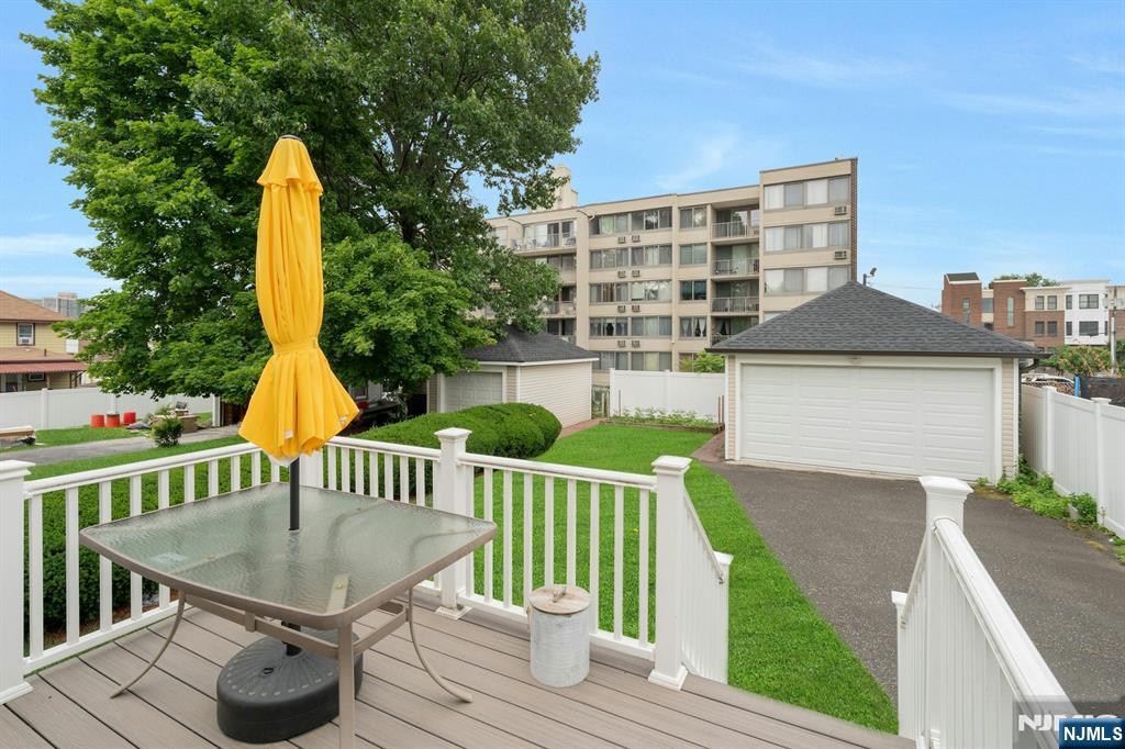 520 Dewey Ave, Cliffside Park, NJ 07010