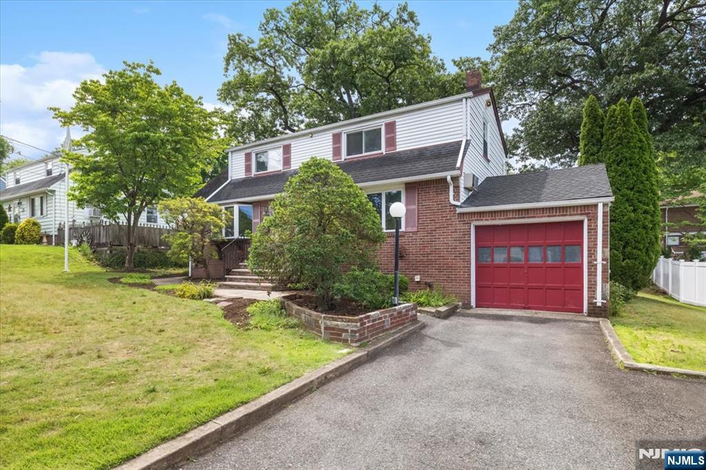 346 E Woodland Road - Photo 2