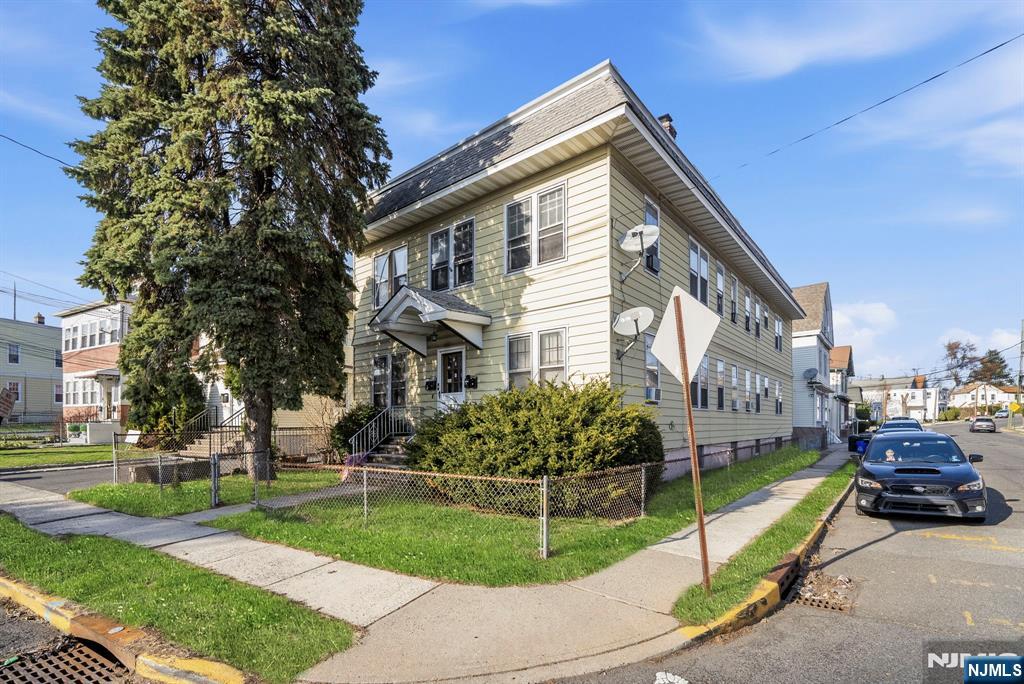 1 Bay Avenue - Photo 2