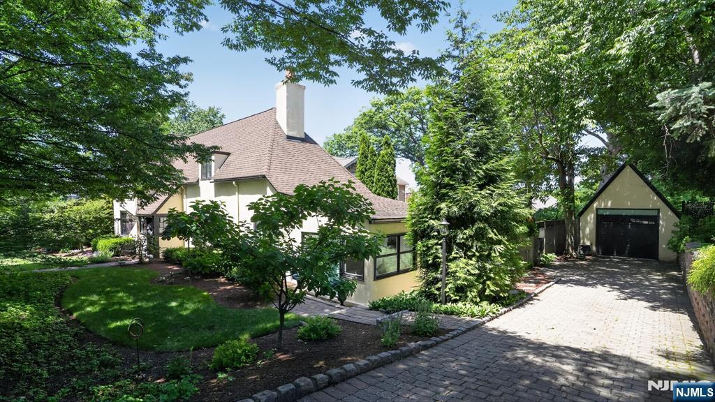 230 Satterthwaite Avenue - Photo 2