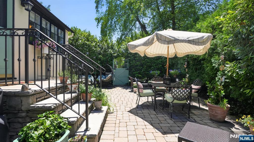 230 Satterthwaite Avenue — photo 8