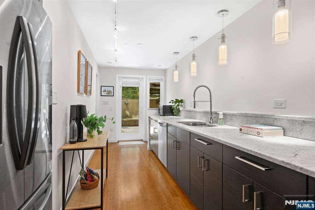 565 Jersey Avenue 1 - Photo 4