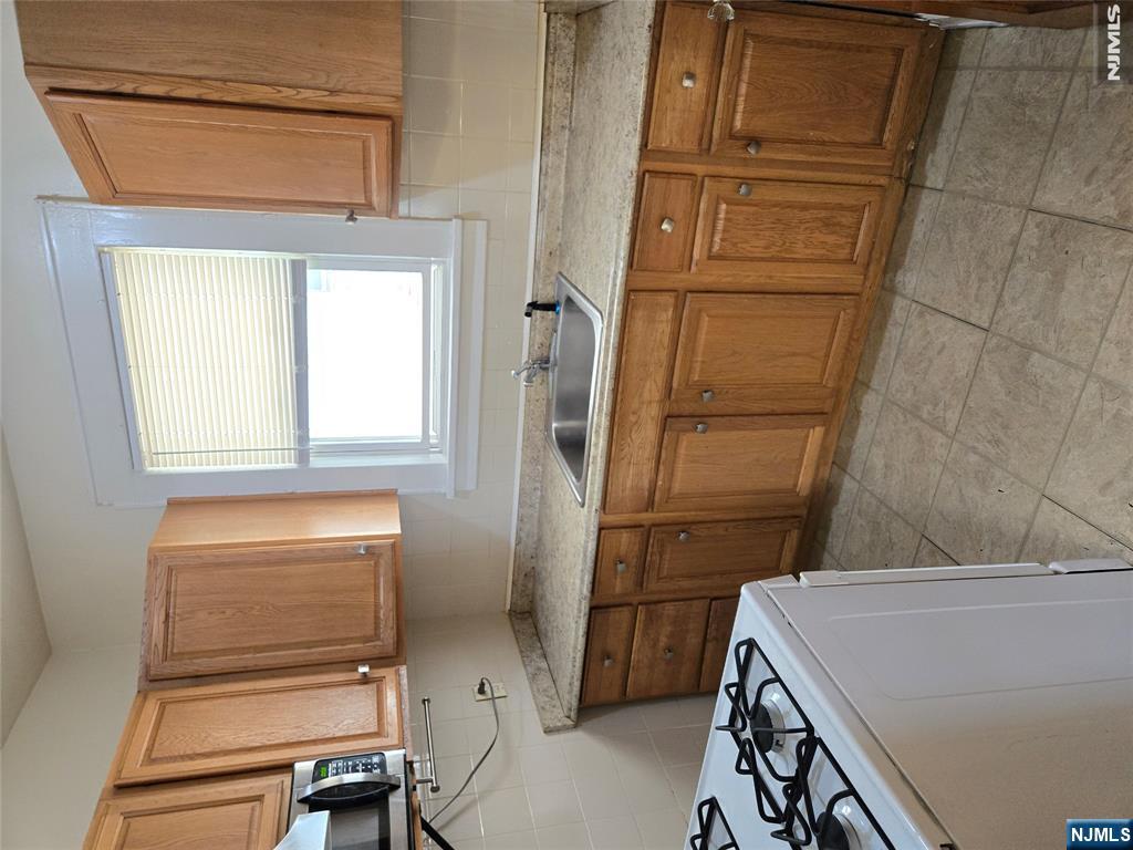 221 Hayward Place 1 - Photo 4