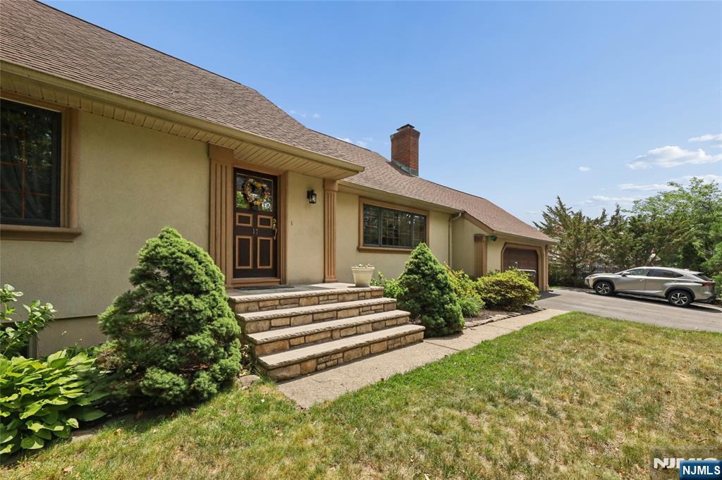 17 River Dr, Elmwood Park, NJ 07407