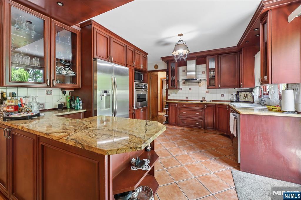 17 River Dr, Elmwood Park, NJ 07407