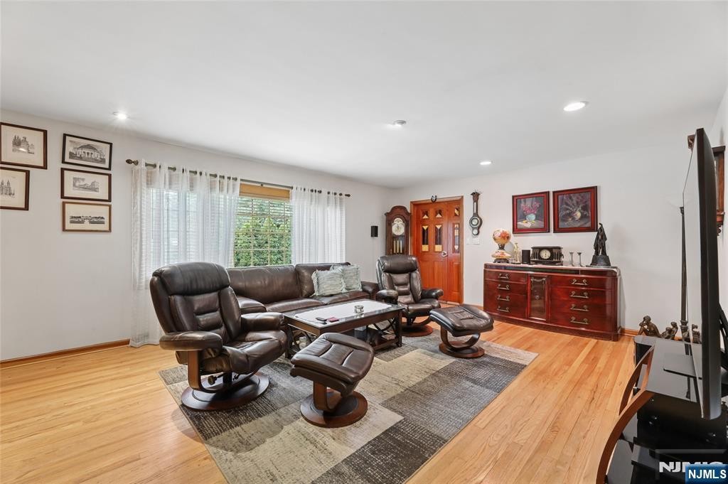 17 River Dr, Elmwood Park, NJ 07407