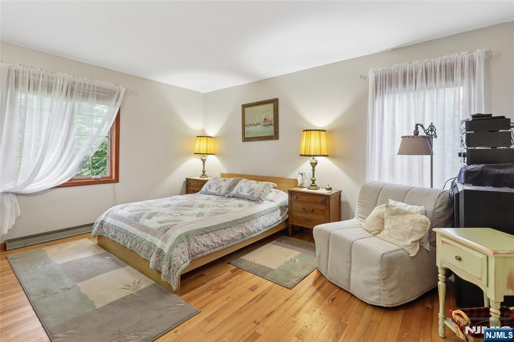 17 River Dr, Elmwood Park, NJ 07407