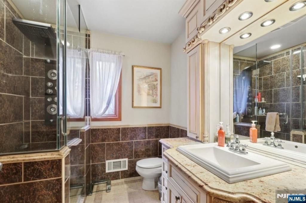 17 River Dr, Elmwood Park, NJ 07407