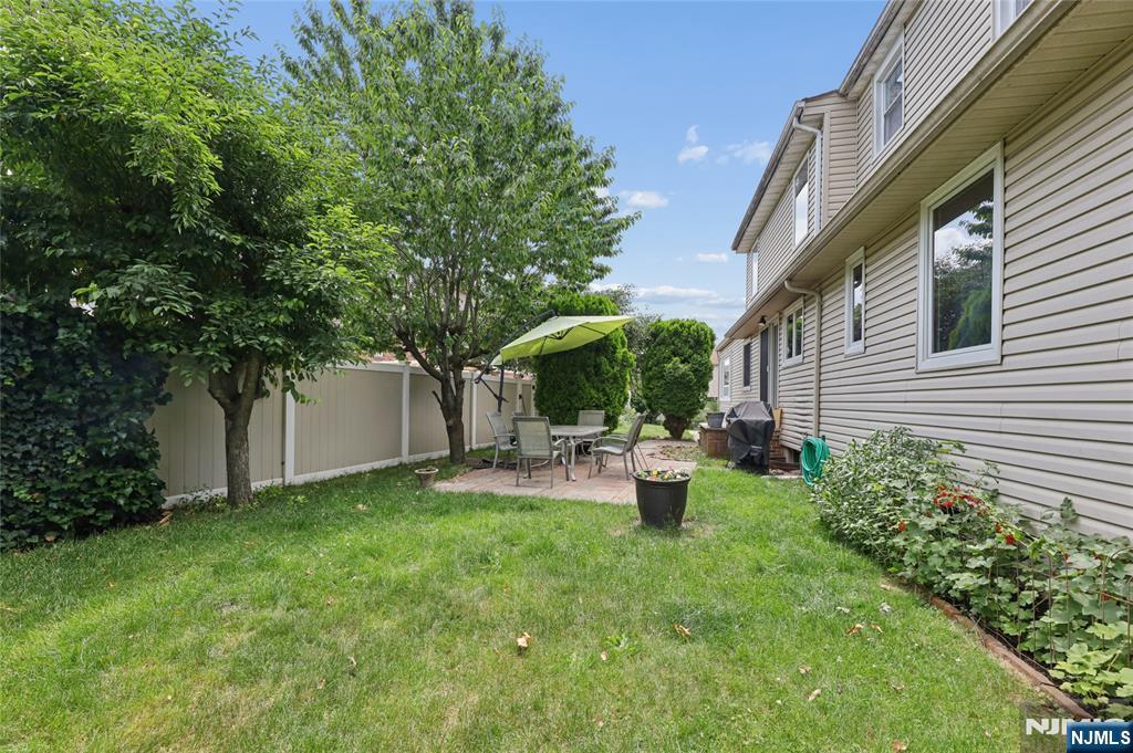 17 River Dr, Elmwood Park, NJ 07407