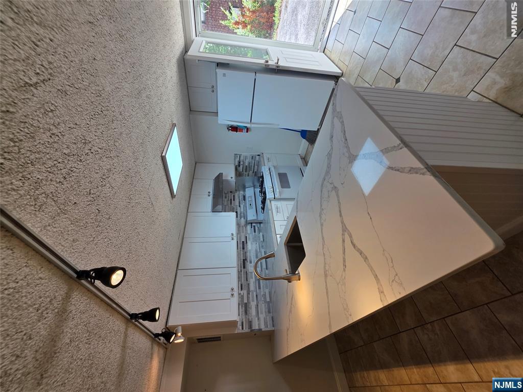 433 Thompson Street - Photo 2