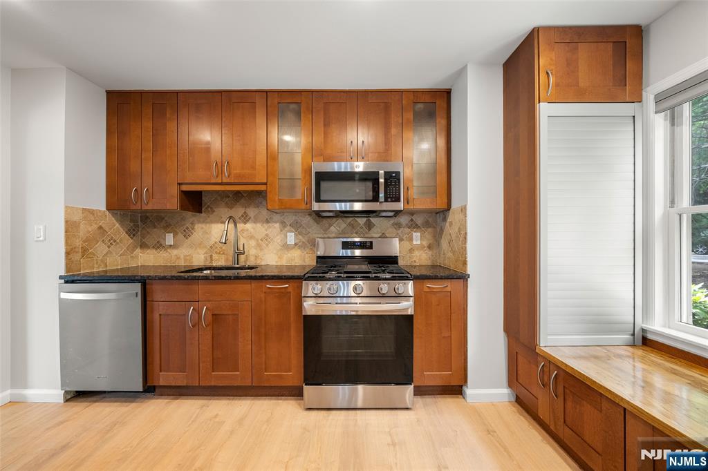 477 Undercliff Avenue — photo 10