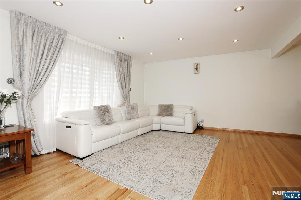 42-05 Williams St, Fair Lawn, NJ 07410