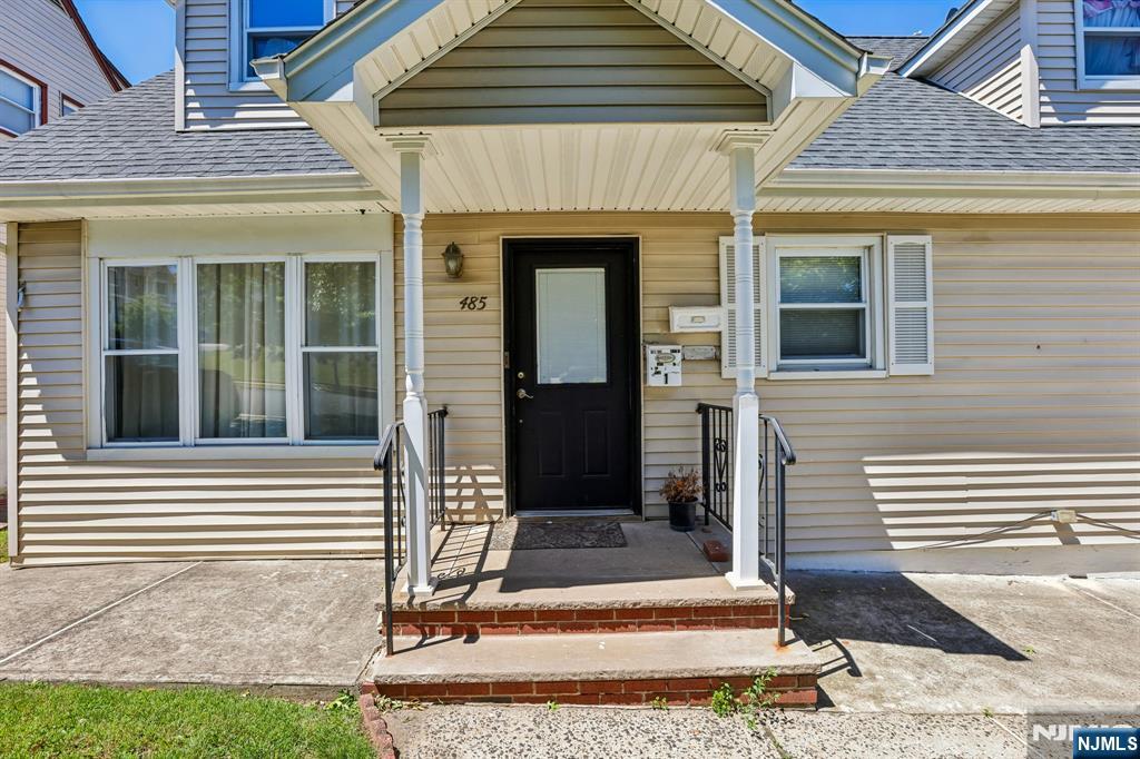 481 Macarthur Avenue 1 - Photo 2