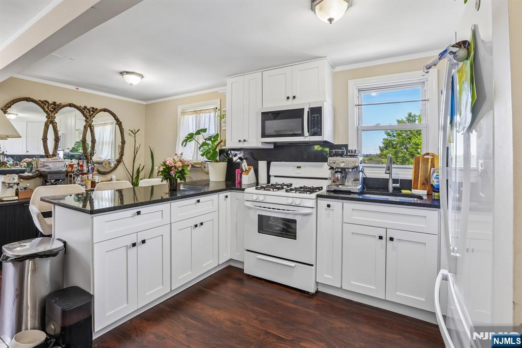 481 Macarthur Avenue 2 - Photo 5