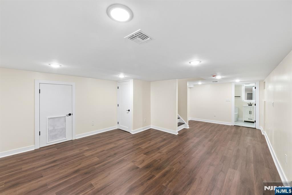 31-07 Morlot Avenue — photo 37