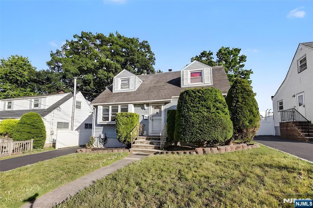 68 16th Ave, Elmwood Park, NJ 07407