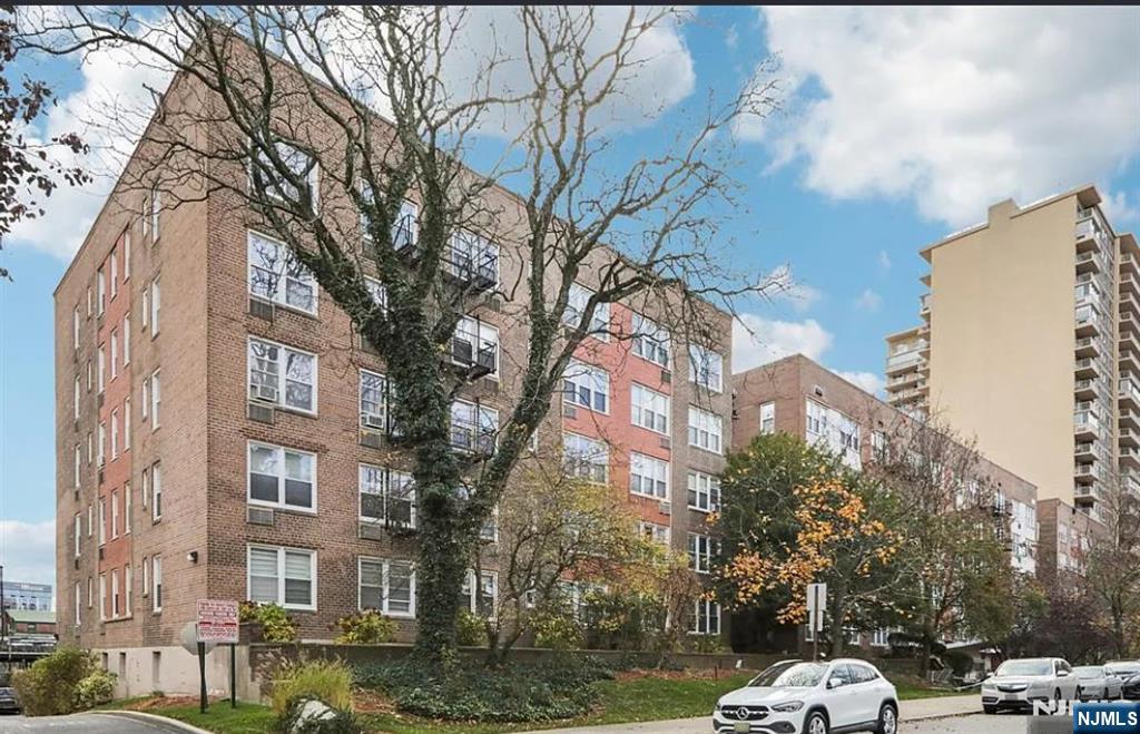 2160 Center Ave #5M, Fort Lee, NJ 07024