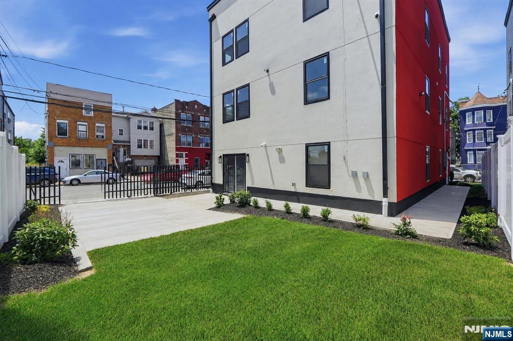 438 10th Street — photo 37