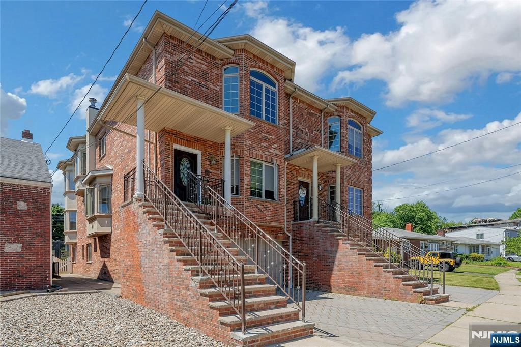 4 8th St #A, Fairview, NJ 07022