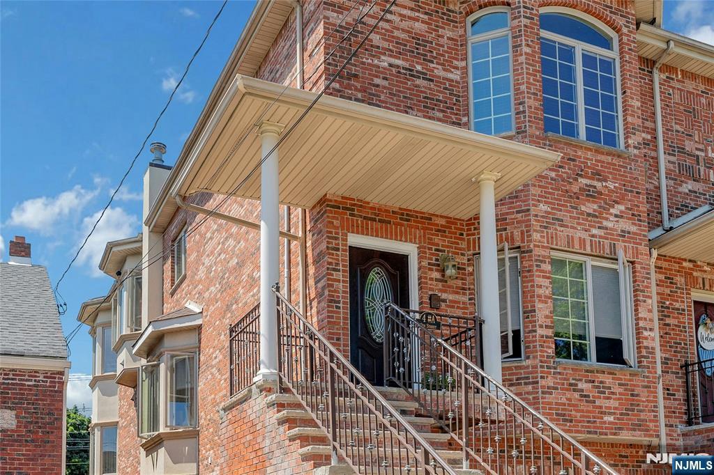 4 8th St #A, Fairview, NJ 07022
