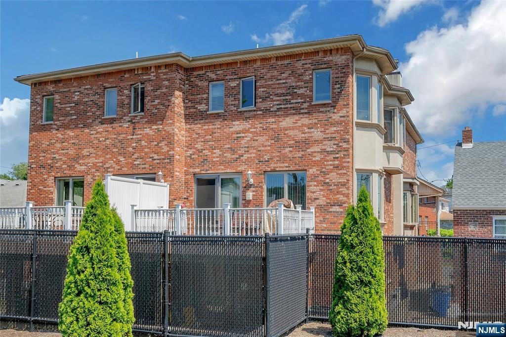 4 8th St #A, Fairview, NJ 07022