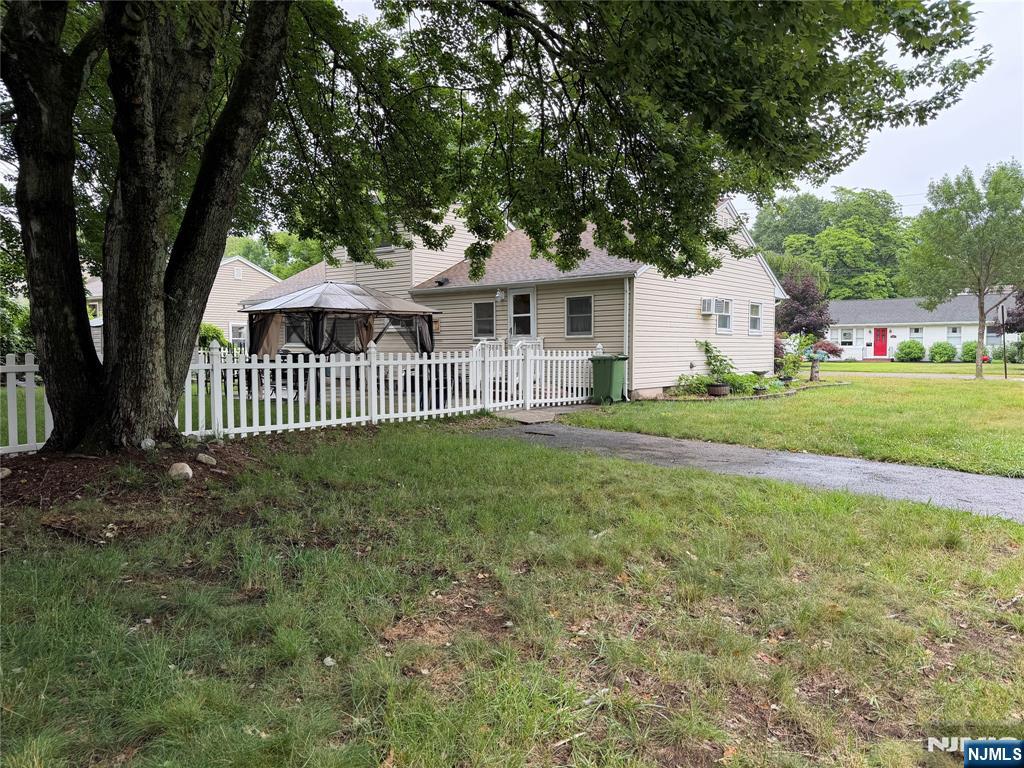 208 Lawrence Dr, Paramus, NJ 07652