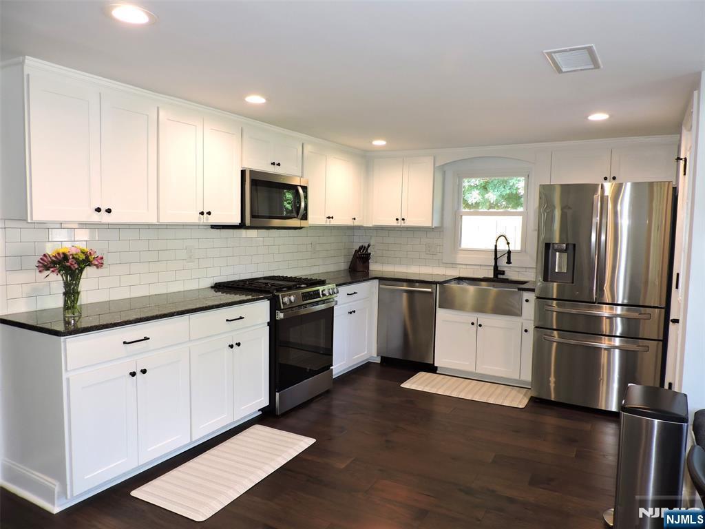 350 Monroe Avenue — photo 10