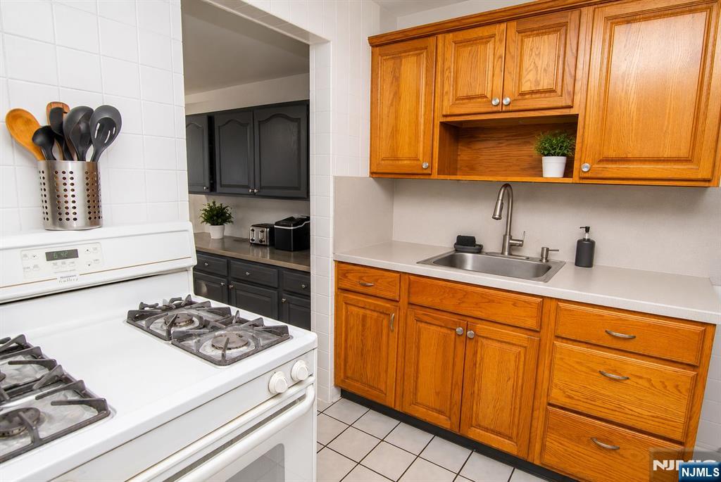 78 Dudley Dr, Bergenfield, NJ 07621