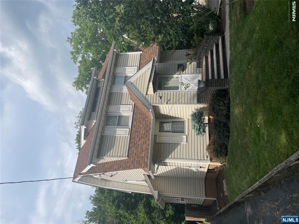 485 Maple Avenue - Photo 2