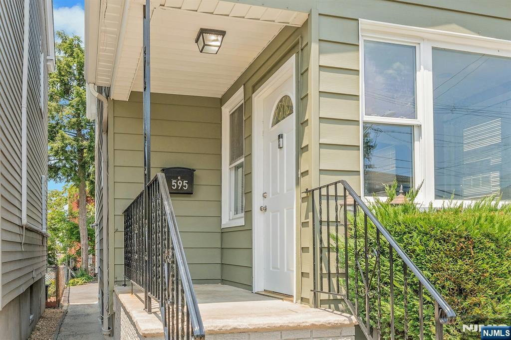 595 Forest Street - Photo 3