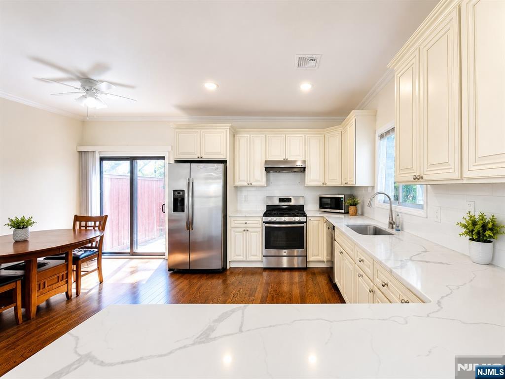 78 Lincoln Avenue - Photo 3
