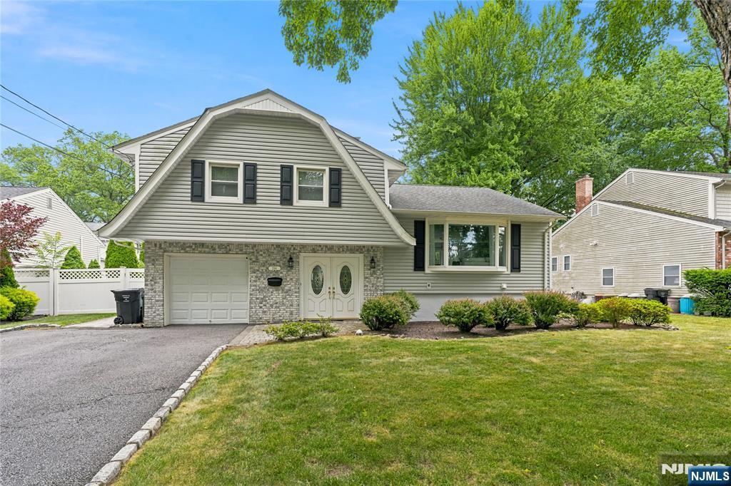 290 Mchenry Dr, Paramus, NJ 07652