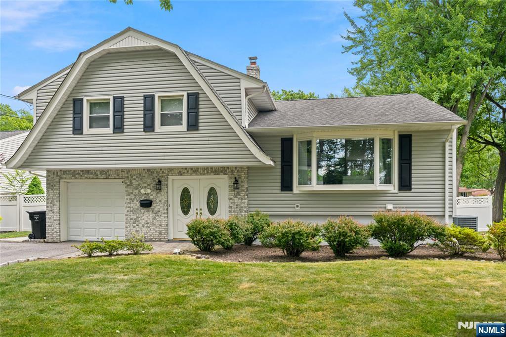 290 Mchenry Dr, Paramus, NJ 07652