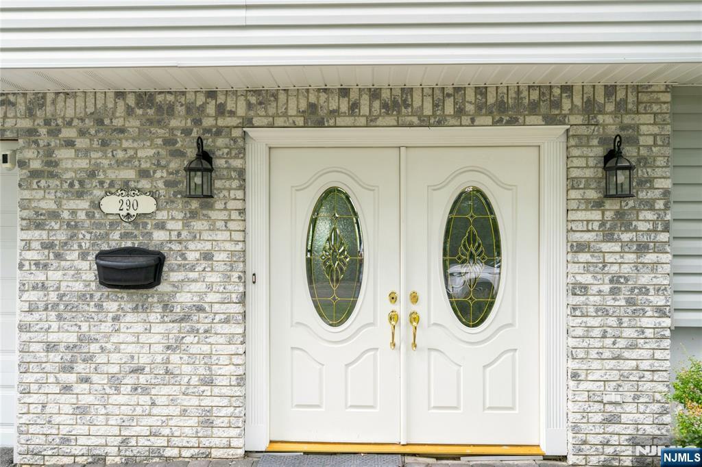 290 Mchenry Dr, Paramus, NJ 07652