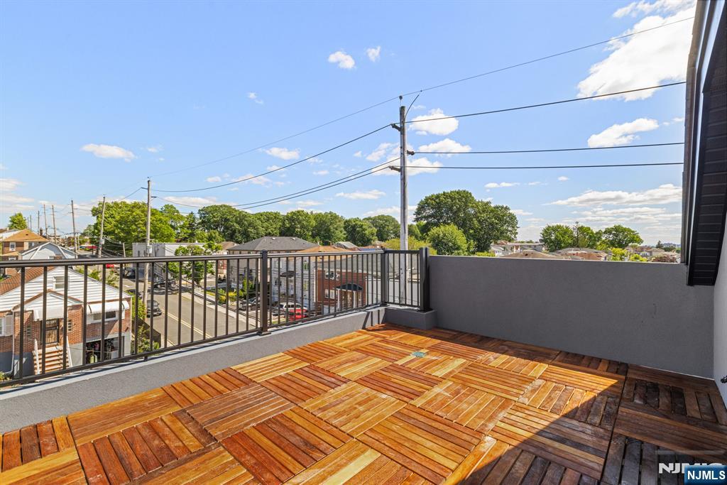 501 Saint Pauls Avenue — photo 31