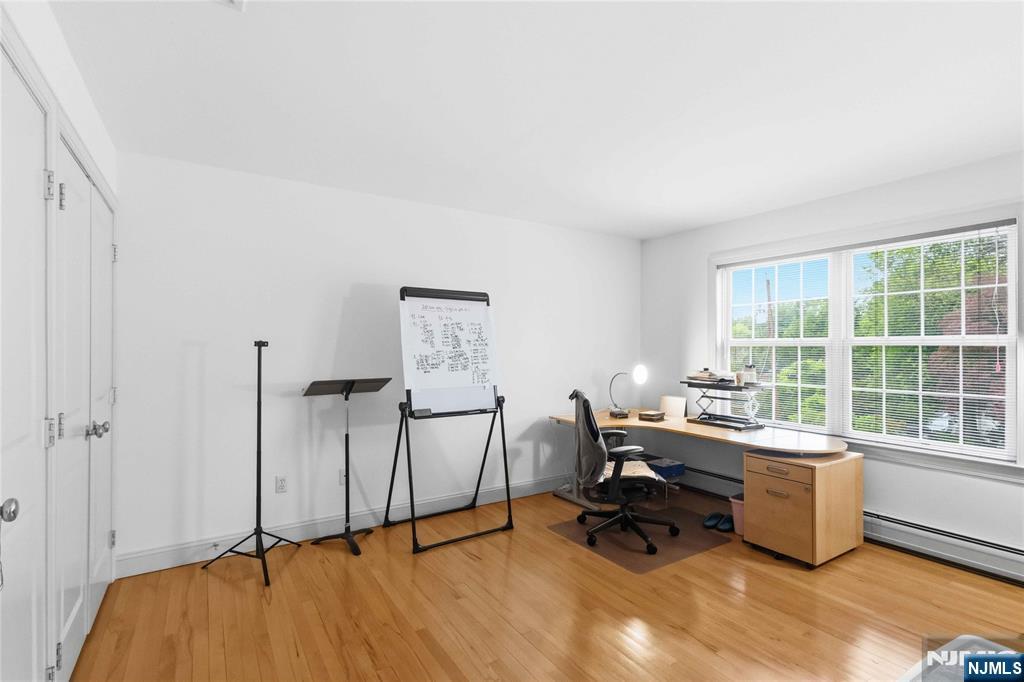 400 Paris Avenue — photo 19