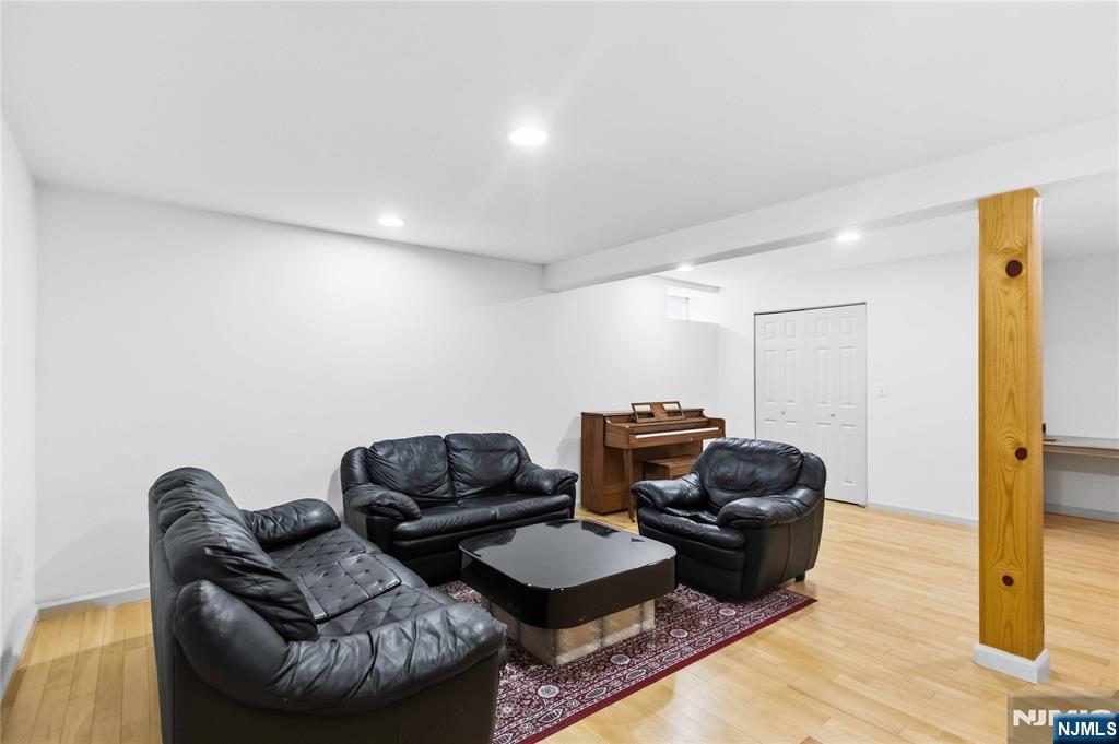 400 Paris Avenue — photo 23