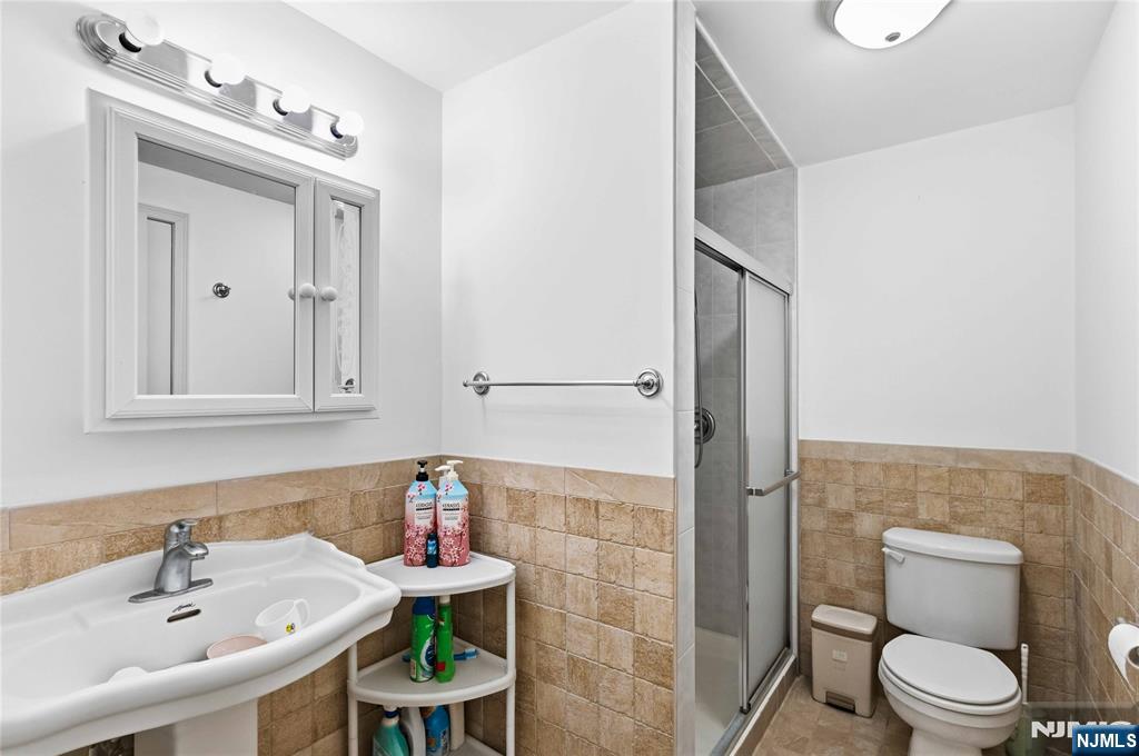 400 Paris Avenue — photo 26