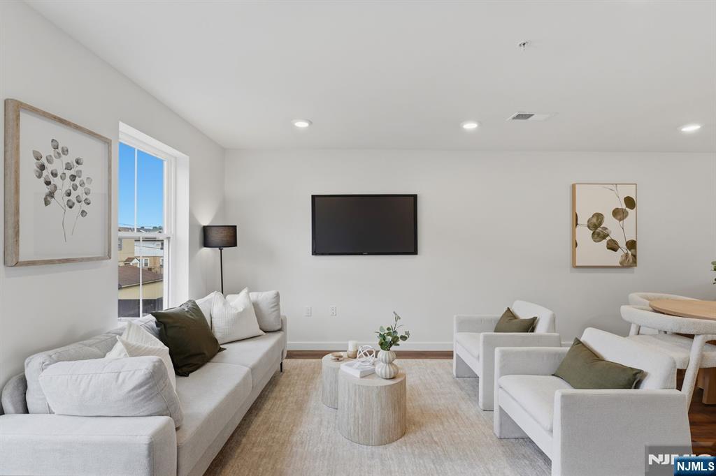 91 Union St #4B, Lodi, NJ 07644
