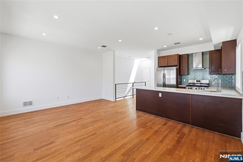 141 Beach Street — photo 12