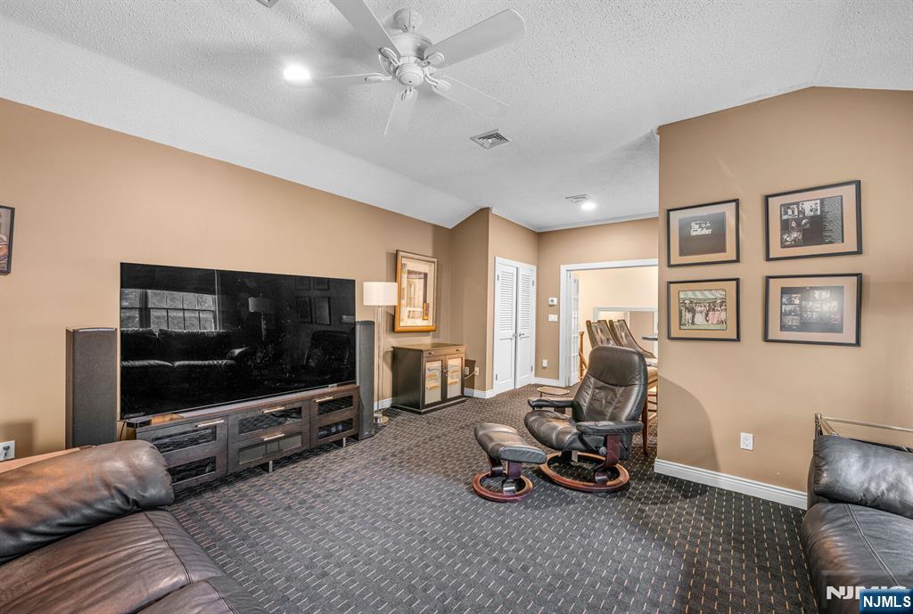 24 Vanderbeck Lane — photo 11