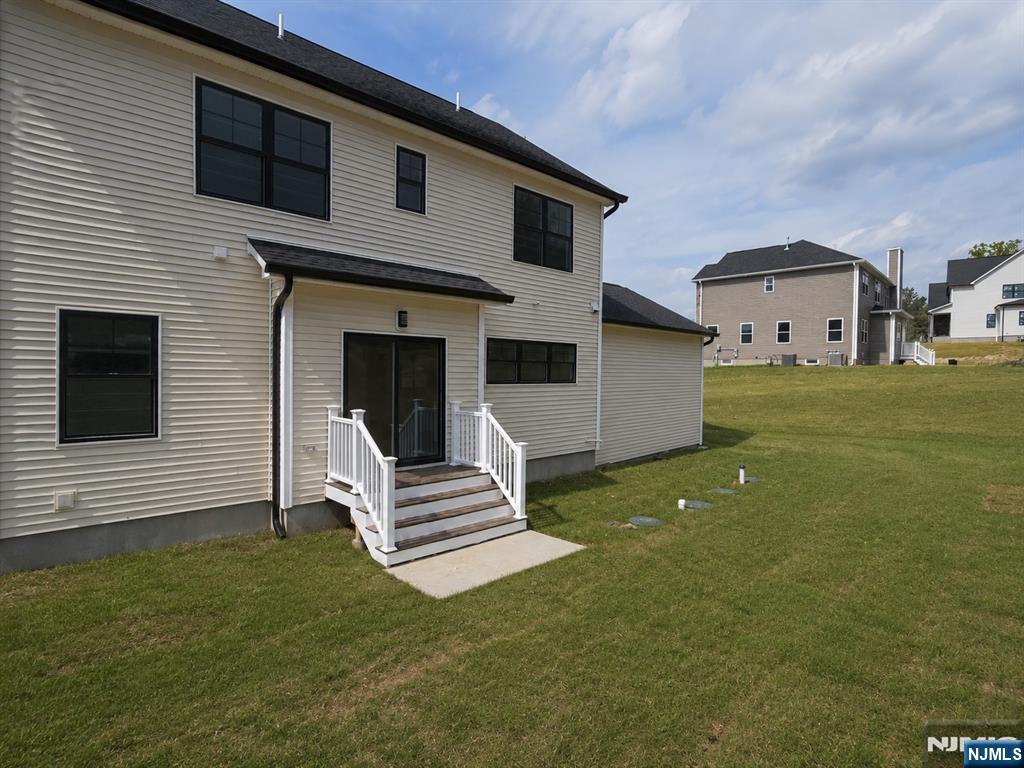 9 Emerald Drive — photo 2