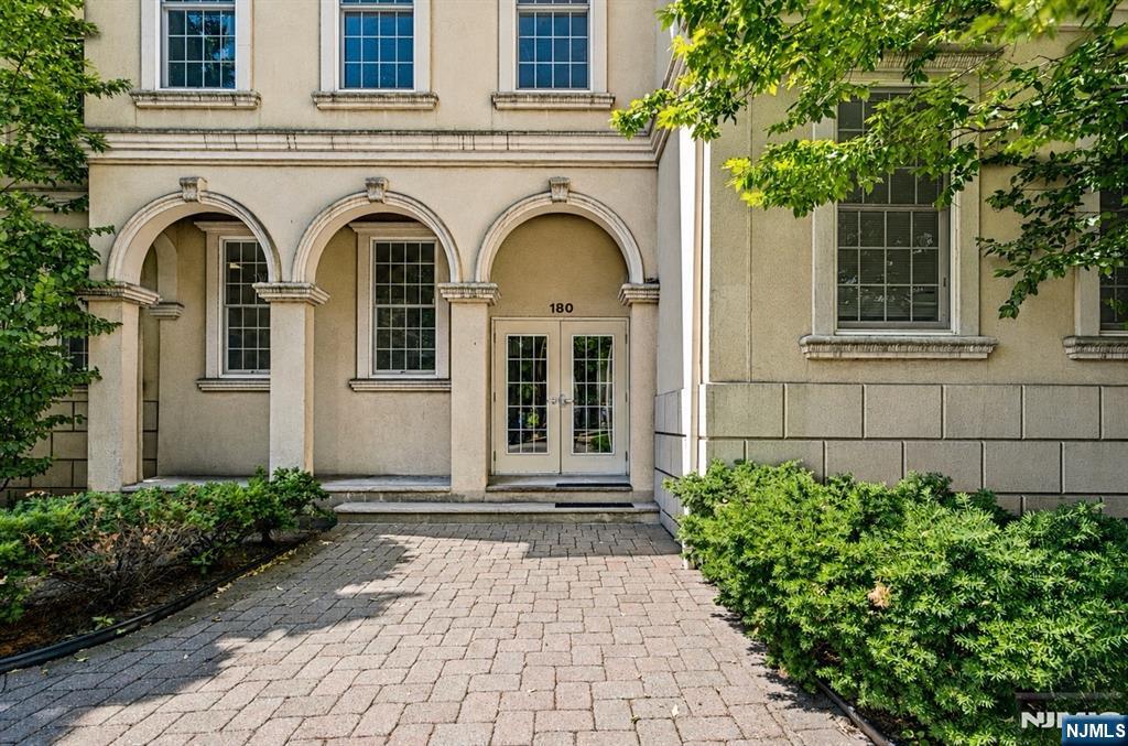 180 Edgewater Rd, Cliffside Park, NJ 07010