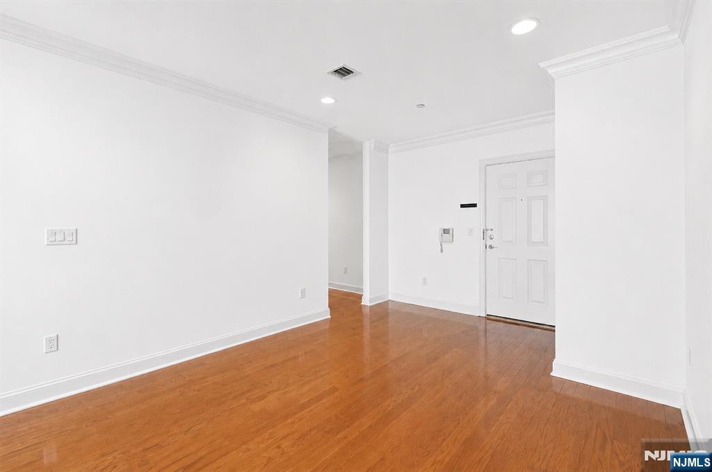 180 Edgewater Rd, Cliffside Park, NJ 07010