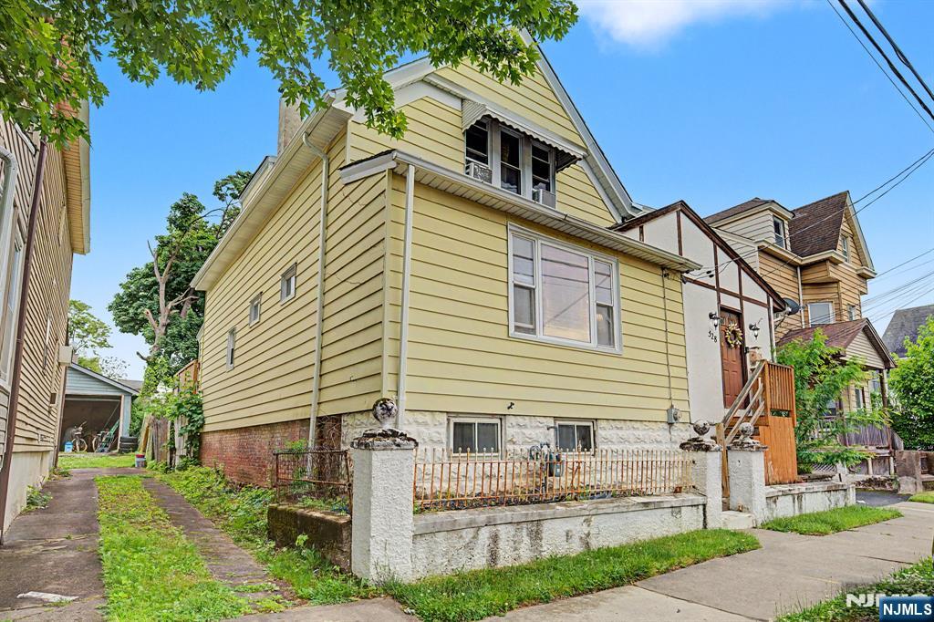 328 Hobart Avenue - Photo 2