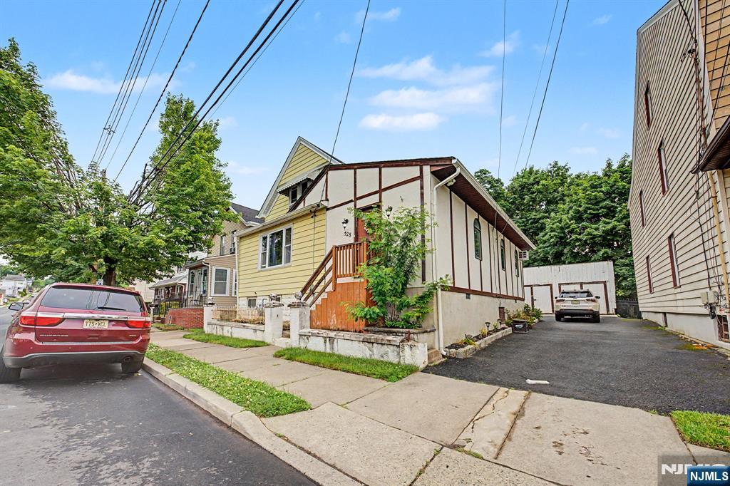 328 Hobart Avenue - Photo 3