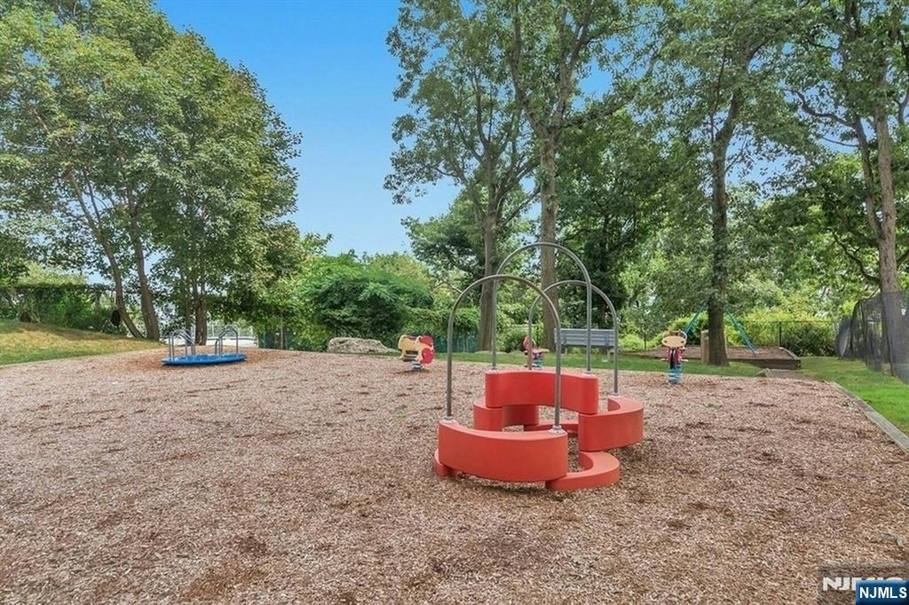 2 Horizon Rd #G5, Fort Lee, NJ 07024
