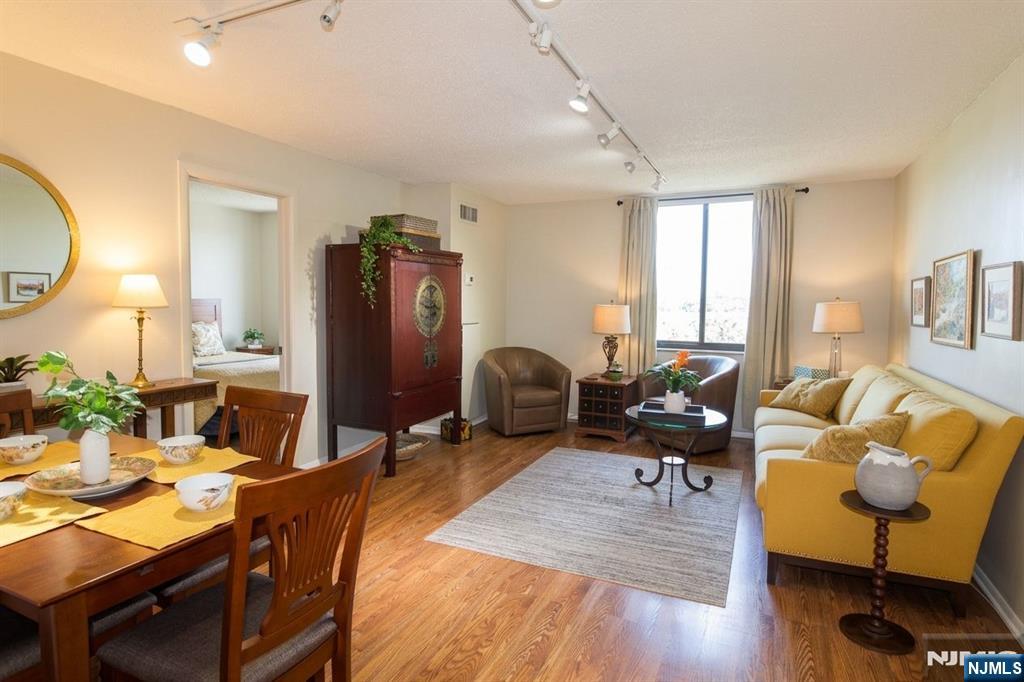 1033 Harmon Cove Tower - Photo 1