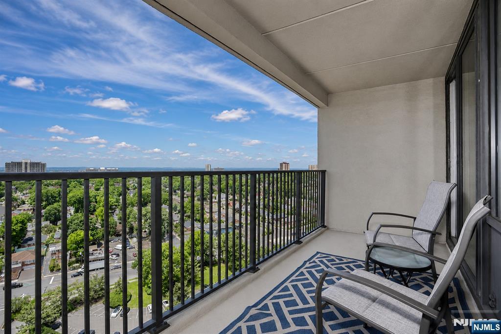 6 Horizon Road 1904 - Photo 3